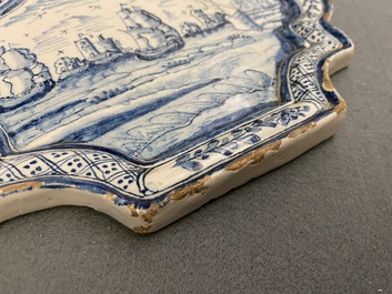 Een blauw-witte Delftse plaquette met maritiem decor, 18e eeuw